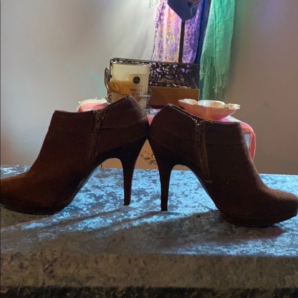 Woman’s heels - Picture 4 of 7